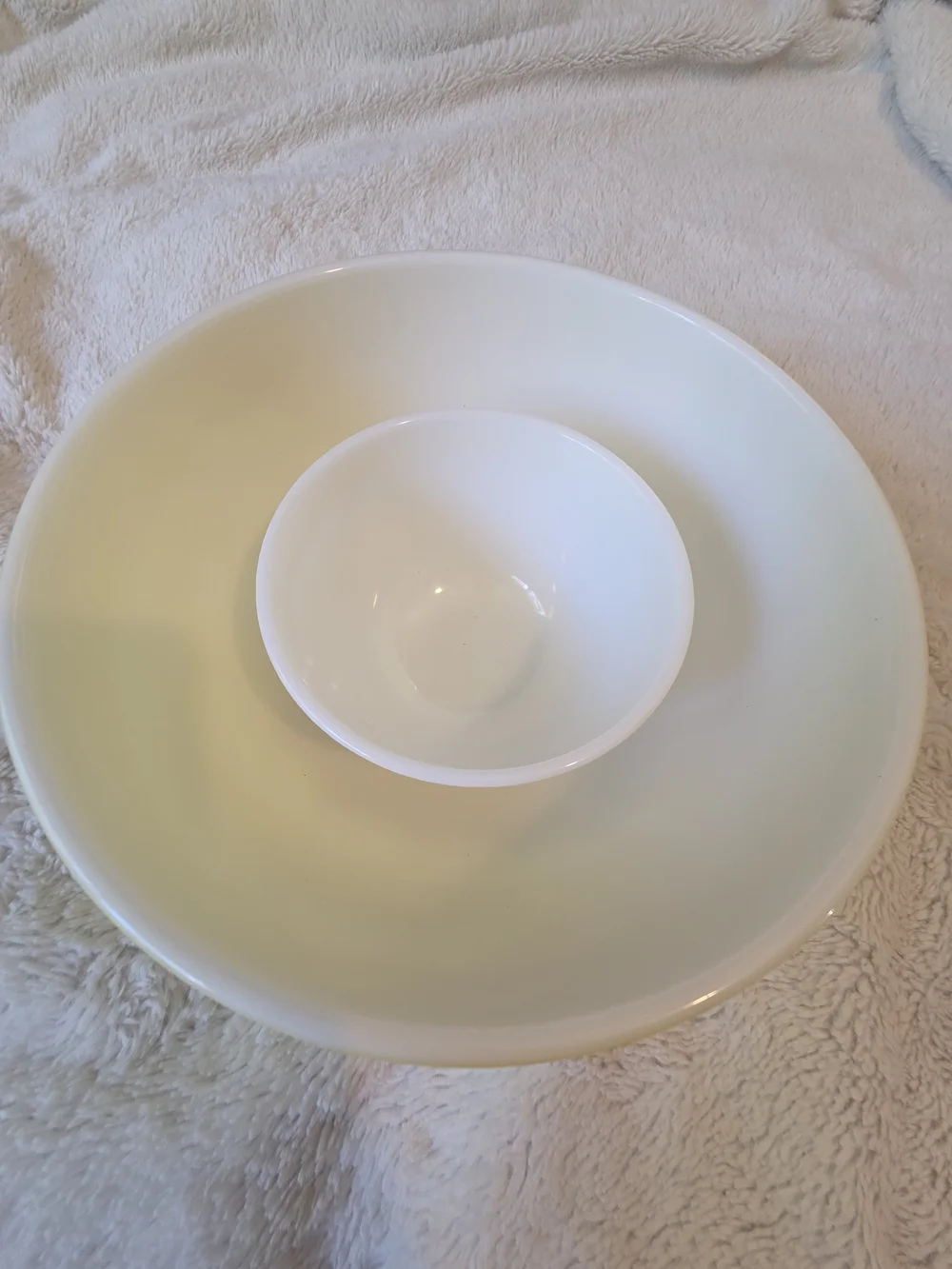 Pyrex 2-Piece Primary Colors Yellow Mixing Bowl Set